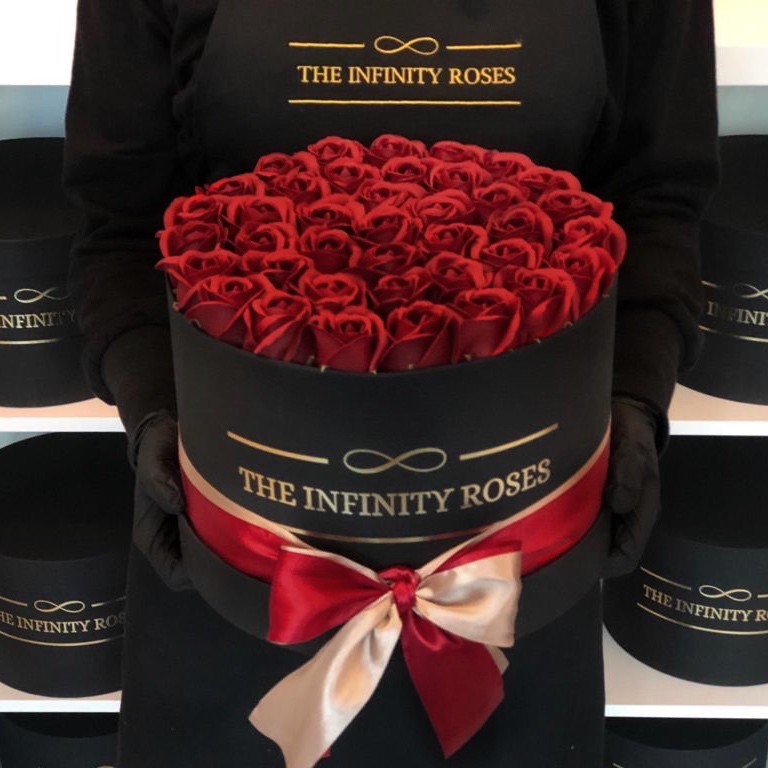 Cutie exploziva cu 24 de fotografii si cu un trandafir criogenat in forma de inimioara Cutie medie cu 39 trandafiri rosu roial