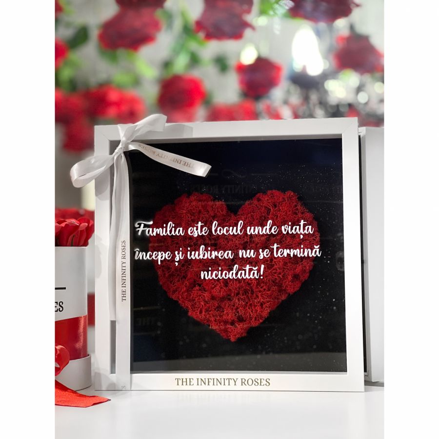 Buchet de trandafiri in balon de acryl cu lumini LED  Rama foto cu inimioara din licheni rosii cu mesaj personalizat pentru familie