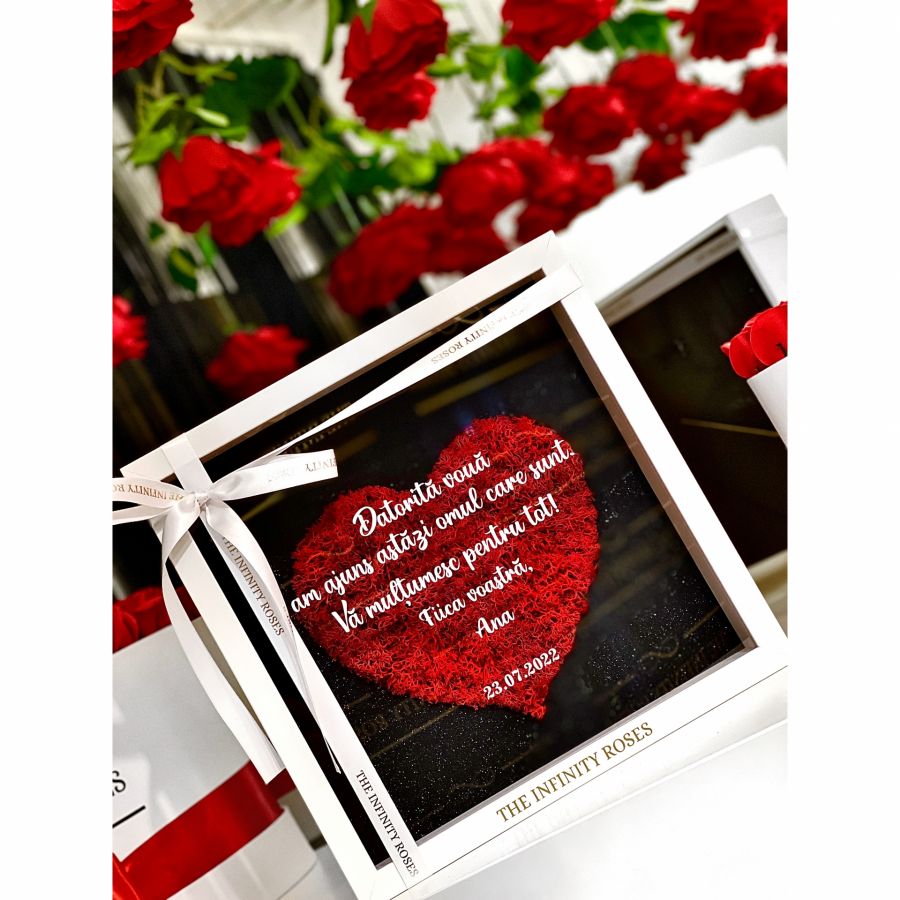 Cutie cadou tip felicitare personalizata cu mesaj pentru ziua mamei/ziua femeii Tablou cu inimioara din licheni rosii cu mesaj personalizat pentru parinti