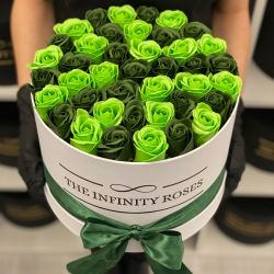Cutie medie cu 39 trandafiri verde smarald si verde