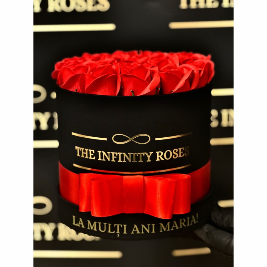 Trandafir in balon cu tulle negru si lumini LED Cutie mica cu 17-19 trandafiri rosii personalizata cu mesajul LA MULTI ANI MARIA!
