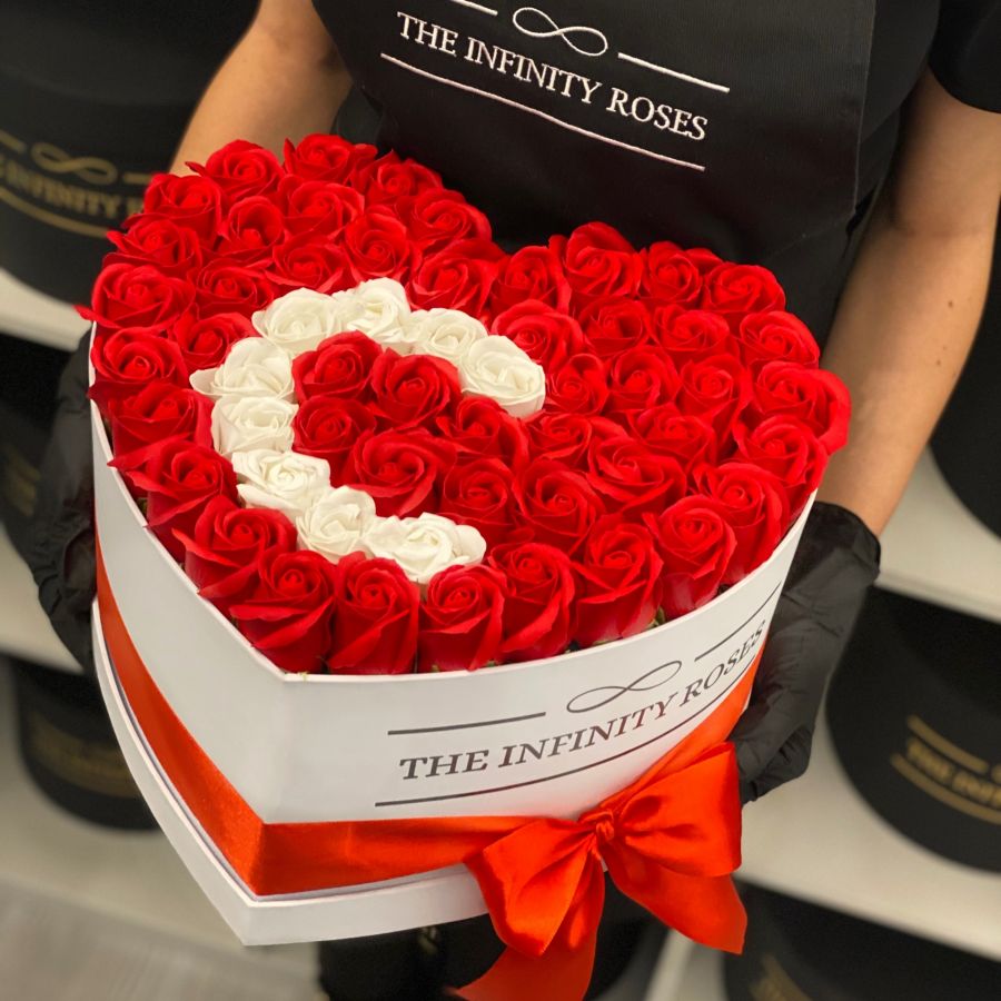 Inima din trandafiri in cutie transparenta Cutie inima cu 49 de trandafiri si litera