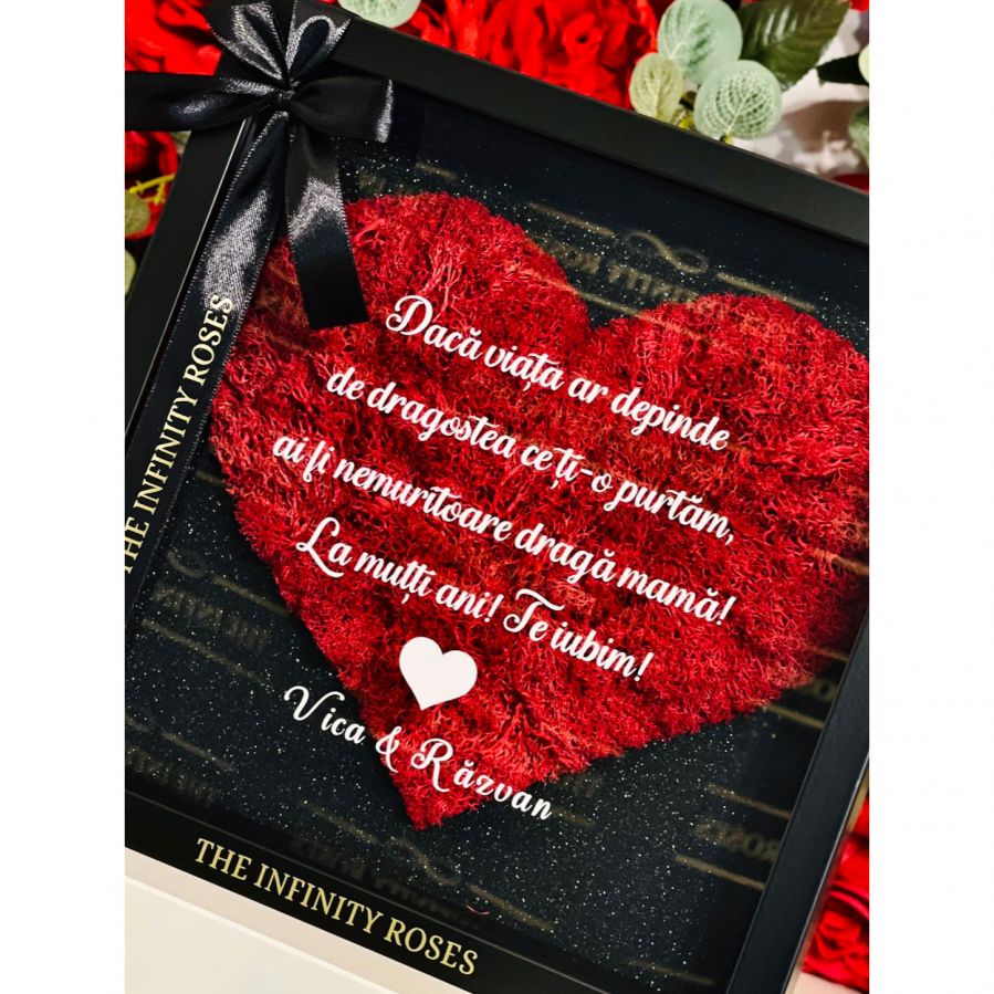 Martisor cu brosa trandafir in suport 3D Tablou cu inimioara din licheni rosii cu mesaj personalizat pentru mama