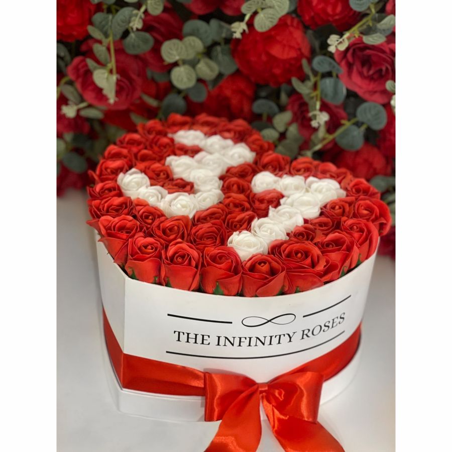 Cutie de catifea rosie inima cu 47-49 de trandafiri rosii si aurii Cutie inima cu 45 de trandafiri cu cifre