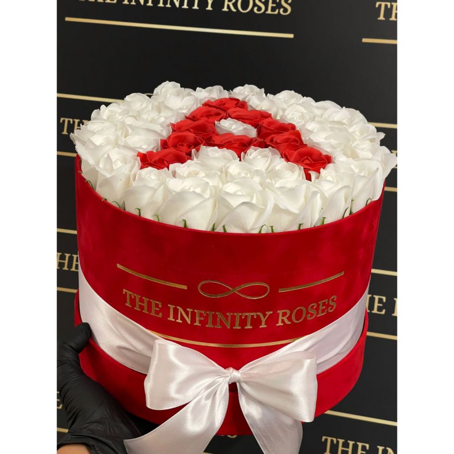 Cutie de catifea rosie cu 37 de trandafiri  Cutie de catifea cu 37-39 de trandafiri albi si rosii cu litera A