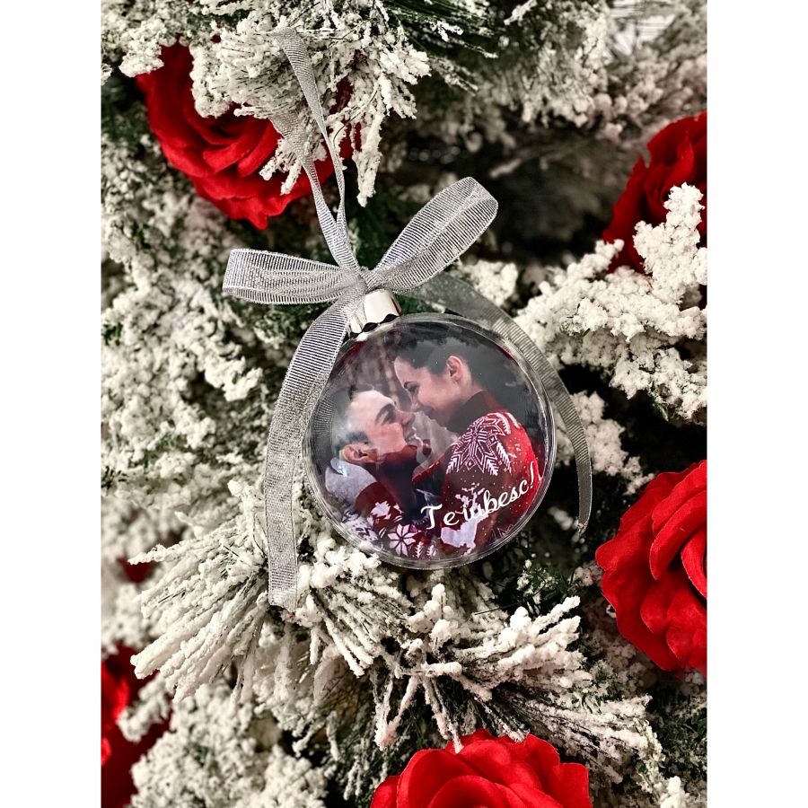 Cutie mica din trandafiri cu Rudolf  Glob de craciun cu sclipici argintiu personalizat cu poza si mesajul Te iubesc