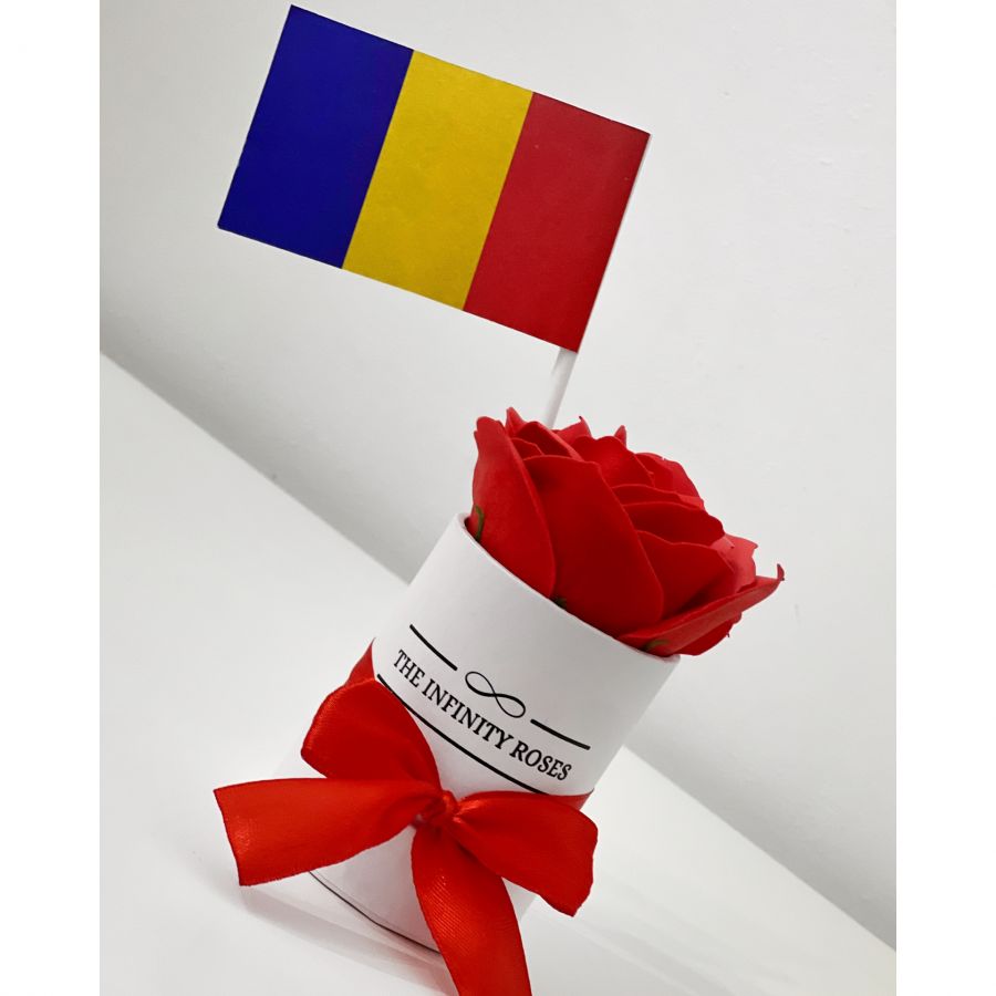 Martisor cu trandafir in cutie Cutie mini cu un trandafir rosu si cu tricolor-steagul Romaniei