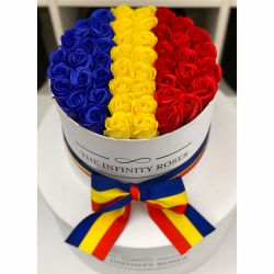 Cutie medie cu 39 de trandafiri personalizata cu steagul Romaniei-tricolor