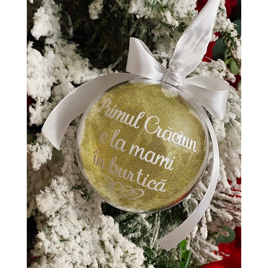 Cutie personalizata cu brad de craciun din trandafiri Glob de craciun auriu personalizat cu poza si mesajul Primul Craciun e la mami in burtica 