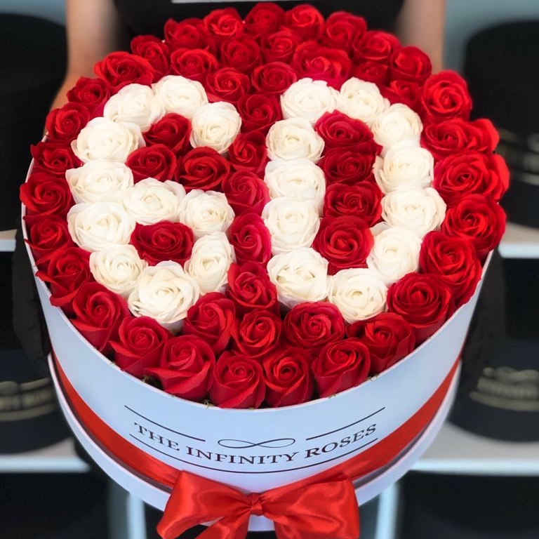 Cutie mare cu 101 trandafiri cu inima si litera Cutie personalizata cu 75 trandafiri si cifre