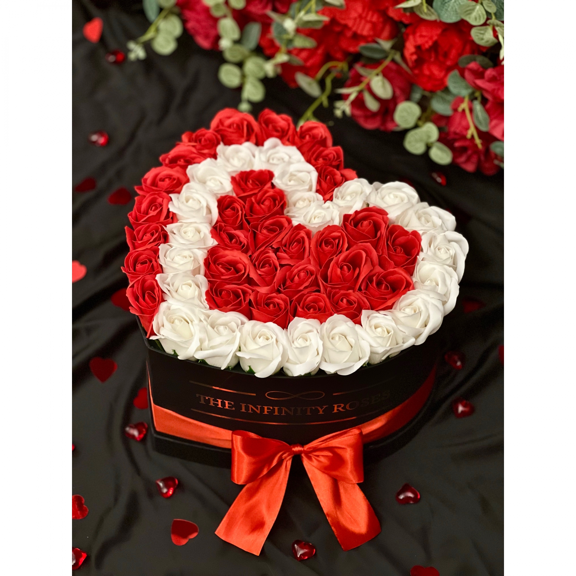 Aranjament floral in forma de inima cu 47-49 trandafiri-editie speciala Valentine’s Day