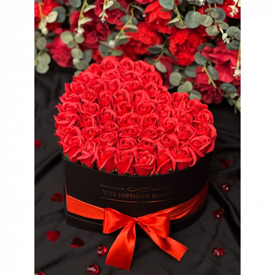 Cutie inima cu 39 de trandafiri rosii cu negru Aranjament floral in forma de inima cu 47-49 trandafiri-editie speciala Valentine’s Day