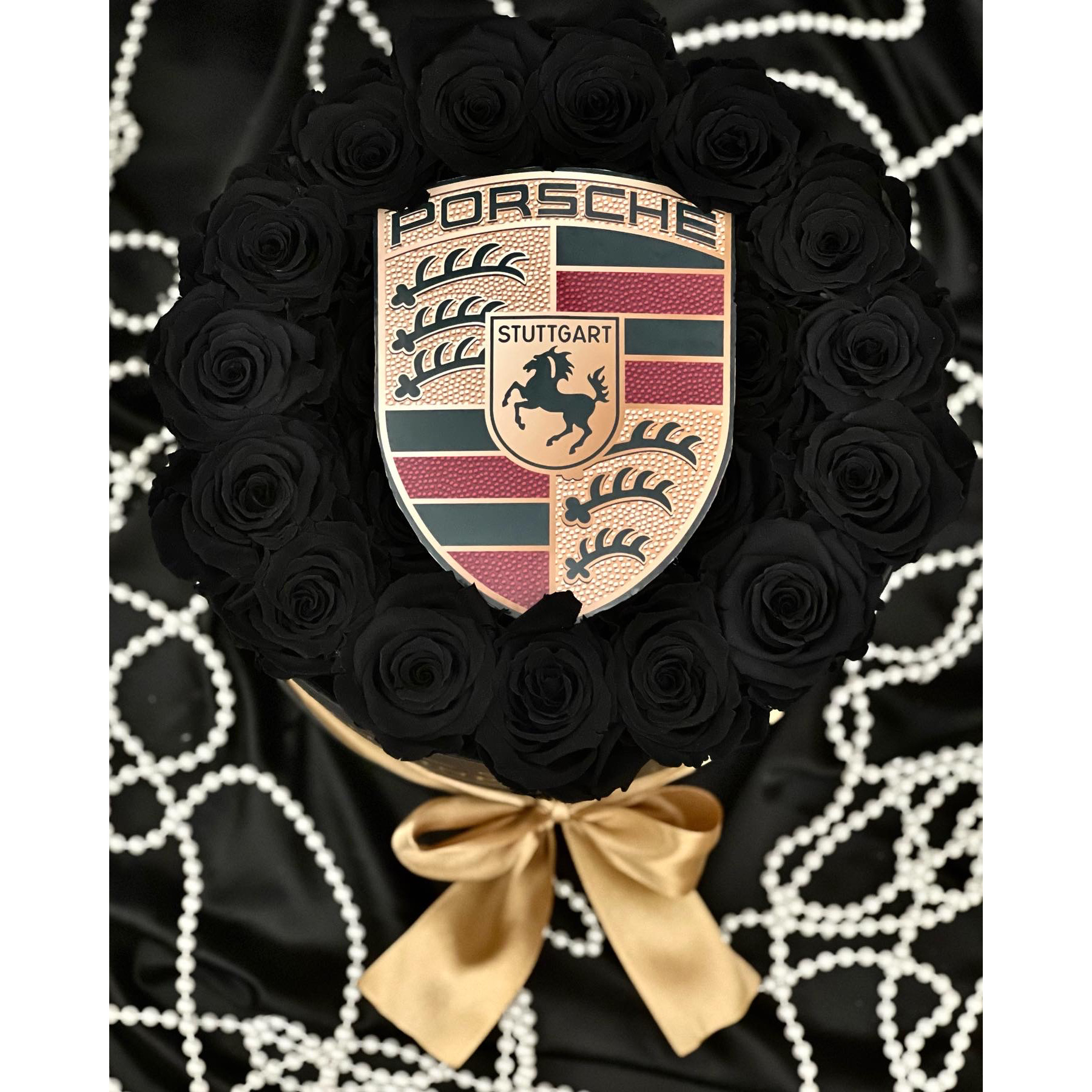 Cutie medie cu trandafiri criogenati negri personalizata cu emblema PORSCHE