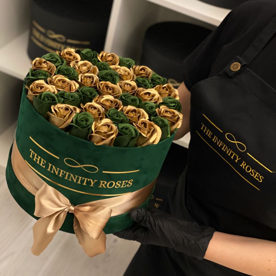 Cutie de catifea verde smarald cu trandafiri pentru Craciun Cutie de catifea cu 39 de trandafiri verde smarald si auriu