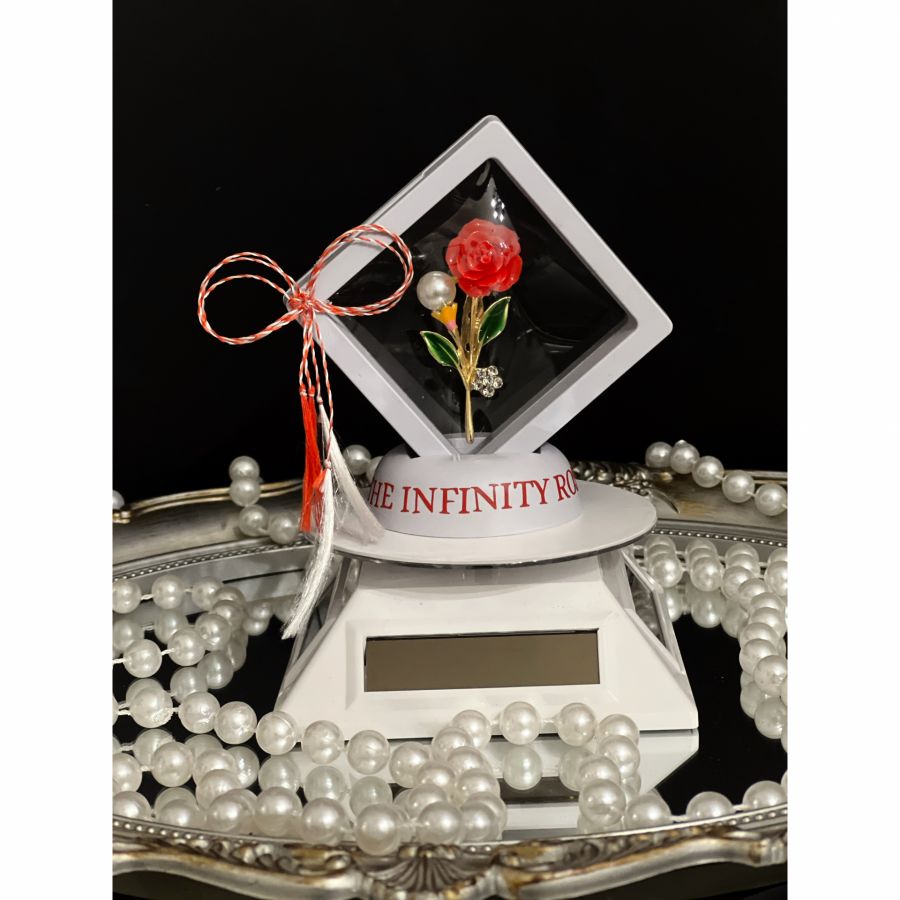 Buchet cu 25 de lalele albe Martisor cu brosa  trandafir in suport 3D