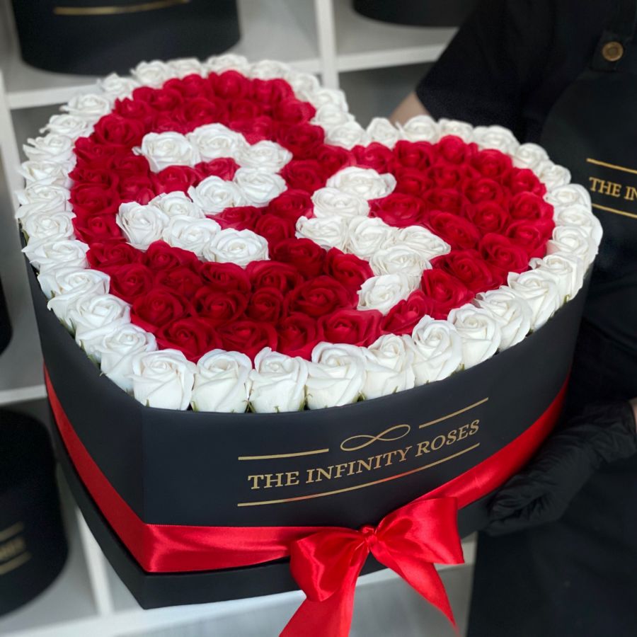 CUSTOM  BOX Cutie mare in forma de inimioara cu 135 de trandafiri si cifre