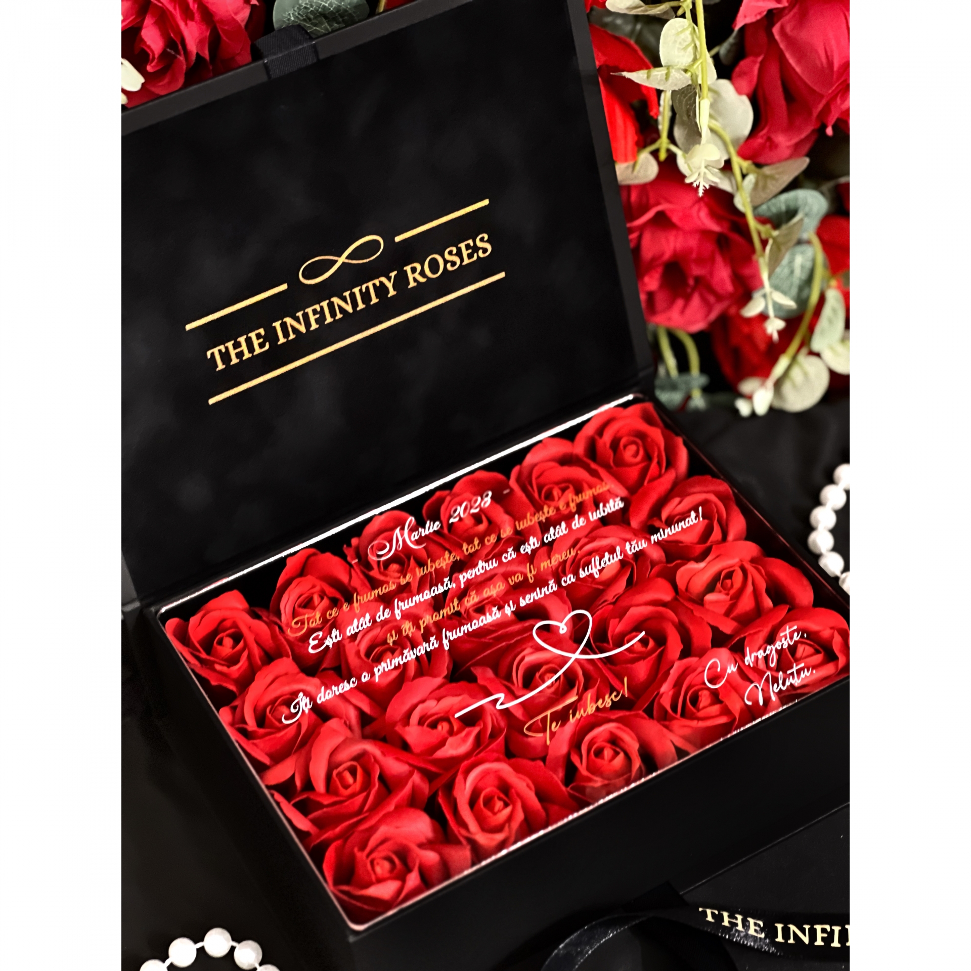 Cutie cadou cu mesaj personalizat pentru iubita si 21 trandafiri rosii 