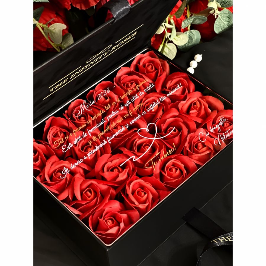HOLIDAYS GIFTS Cutie cadou cu mesaj personalizat pentru iubita si 21 trandafiri rosii 