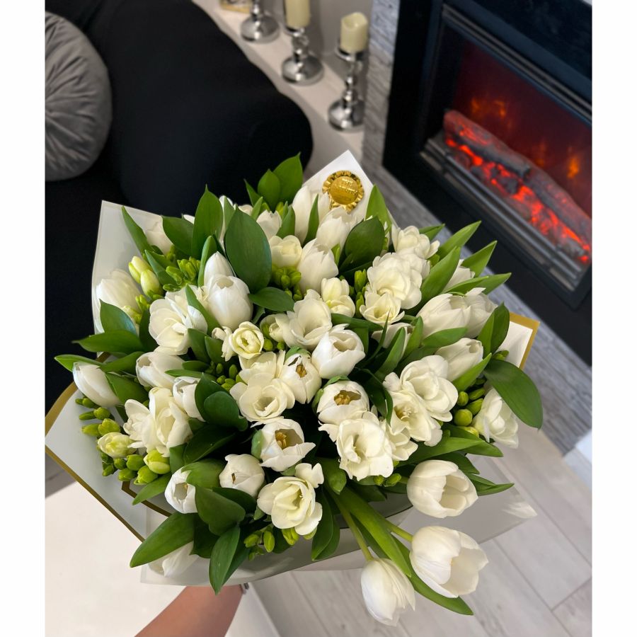 Cutie cadou tip felicitare personalizata cu mesaj pentru matusa Buchet cu lalele albe,lisianthus alb si frezii albe