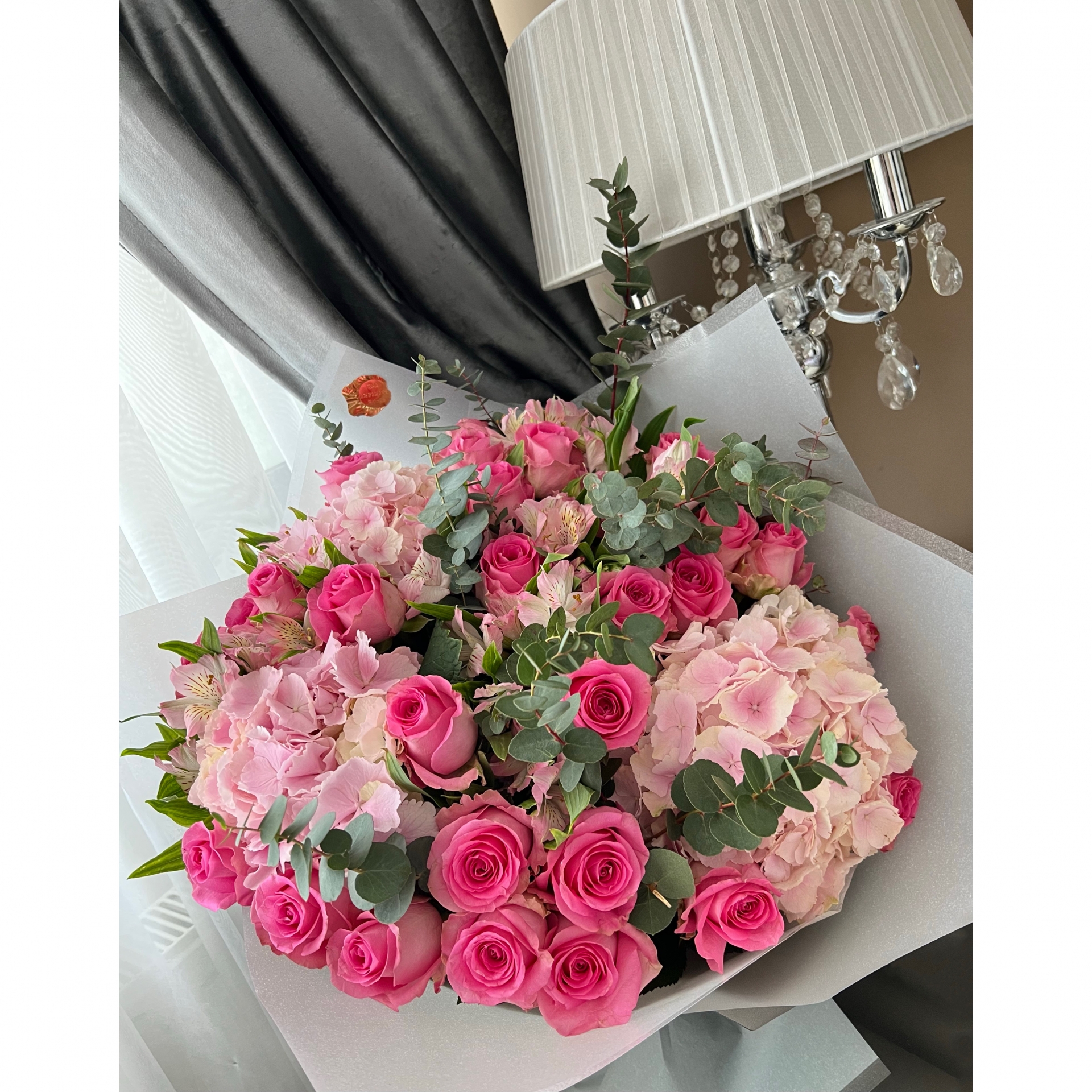 Buchet cu trandafiri roz naturali ,lisianthus roz ,hortensie, eucalipt 