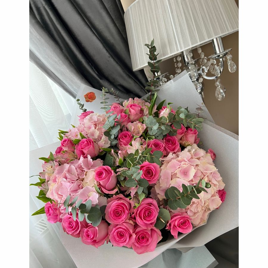 Buchet cu trandafiri roz naturali ,lisianthus roz ,hortensie, eucalipt  Buchet cu trandafiri roz naturali ,lisianthus roz ,hortensie, eucalipt 