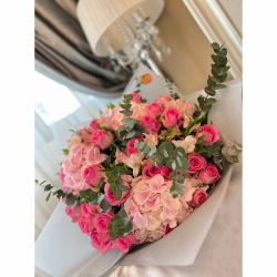 Buchet cu trandafiri roz naturali ,lisianthus roz ,hortensie, eucalipt 