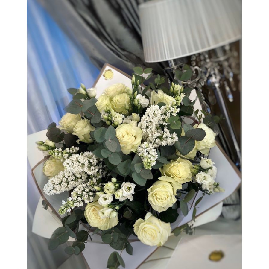 Cutie medie cu trandafiri naturali  Buchet de trandafiri albi naturali ,lisianthus ,hortensie, eucalipt si liliac alb
