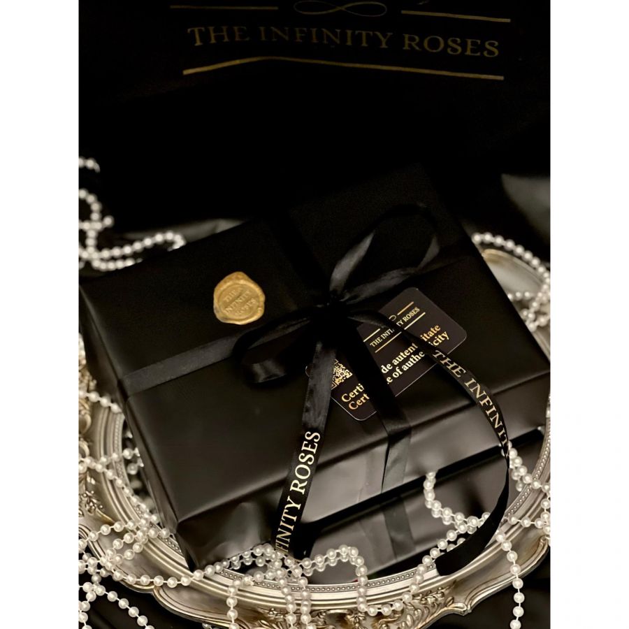 Felicitare alba cu text negru THE INFINITY ROSES Serviciu impachetare cadou
