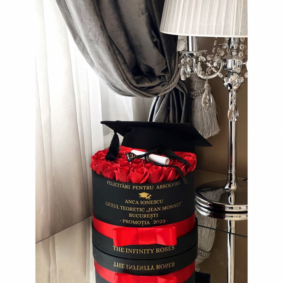 Cutie personalizata cu steagul Romaniei Aranjament floral absolvire cu trandafiri , toca , pergament si mesaj personalizat