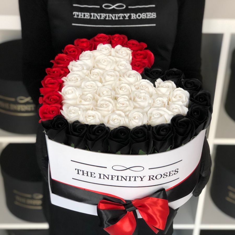 Cutie personalizata cu steagul americii din trandafiri Cutie inima cu 49 de trandafiri