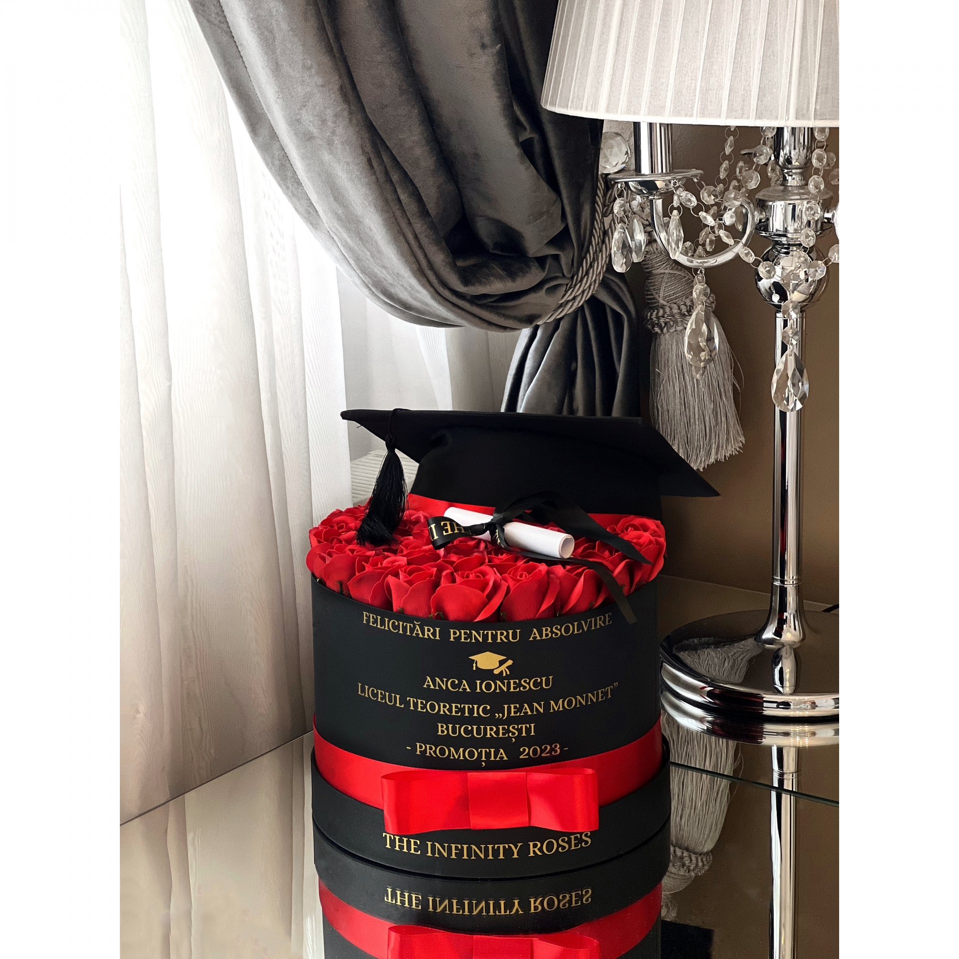 Aranjament floral absolvire cu trandafiri , toca , pergament si mesaj personalizat