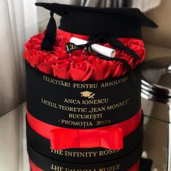 Aranjament floral absolvire cu trandafiri , toca , pergament si mesaj personalizat