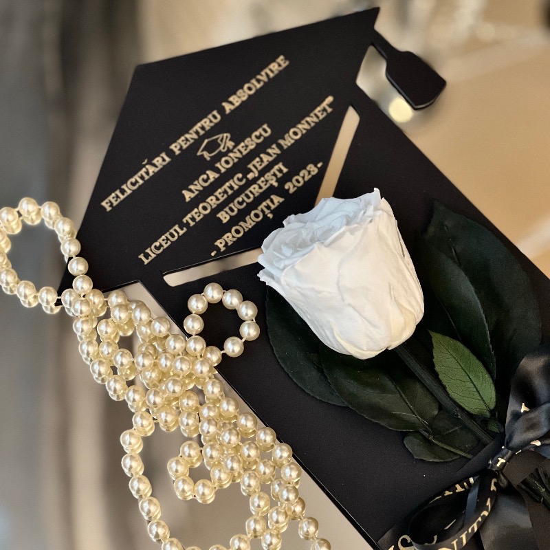 Cutie mica cu 13 trandafiri criogenati albi Holder suport absolvire cu trandafir criogenat si cu mesaj personalizat