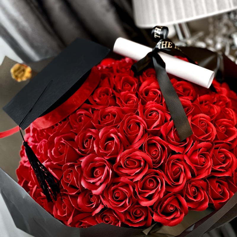 ABSOLVIRE/GRADUATION Buchet cu 101 trandafiri rosii cu toca si pergament pentru absolvire