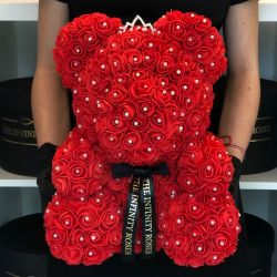 Urs rosu din trandafiri cu coronita si perle, 40 cm