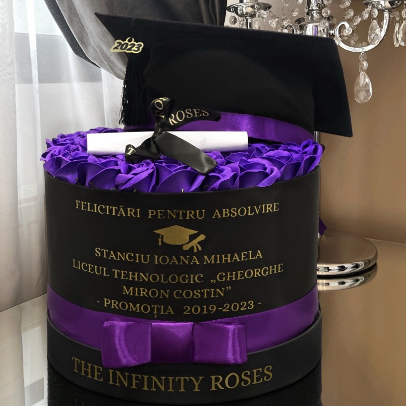 Aranjament floral absolvire cu trandafiri , toca , pergament si mesaj personalizat