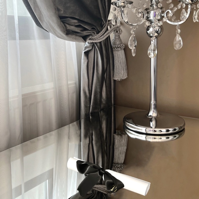 Aranjament floral absolvire cu trandafiri , toca , pergament si mesaj personalizat