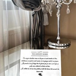 Aranjament floral absolvire cu trandafiri , toca , pergament si mesaj personalizat