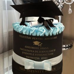 Aranjament floral absolvire cu trandafiri , toca , pergament si mesaj personalizat