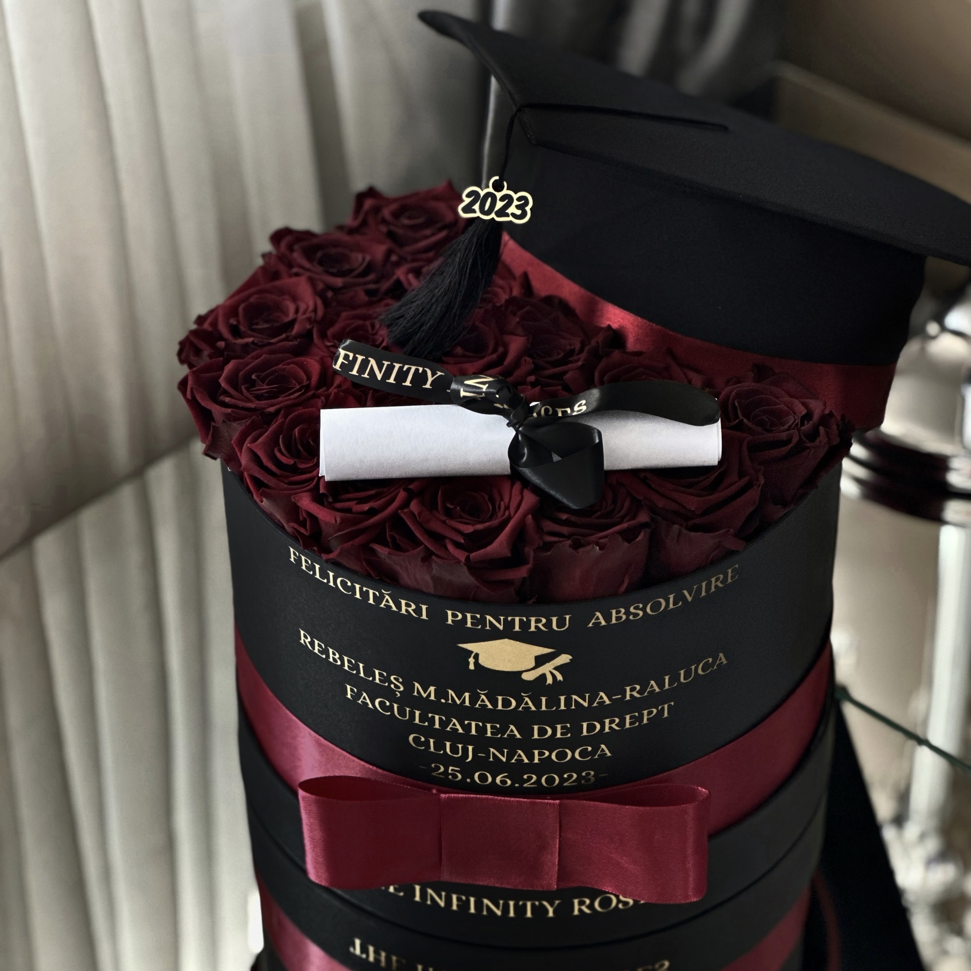 Aranjament floral absolvire cu trandafiri criogenat, toca , pergament si mesaj personalizat