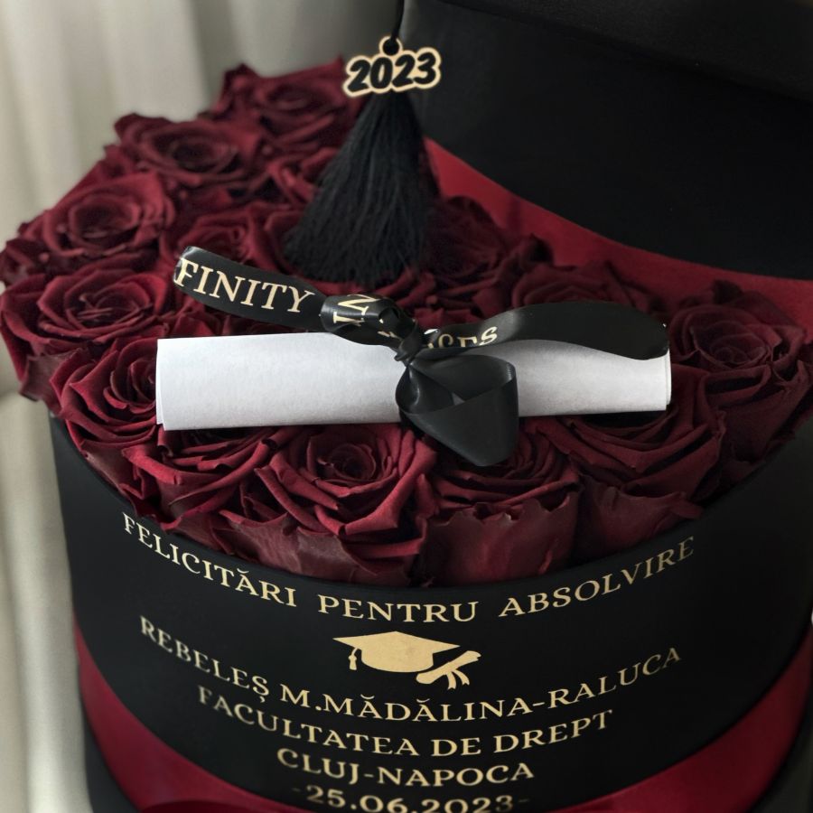 Aranjament floral absolvire cu trandafiri criogenat, toca , pergament si mesaj personalizat