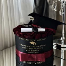 Aranjament floral absolvire cu trandafiri criogenat, toca , pergament si mesaj personalizat