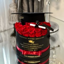 Aranjament floral absolvire cu trandafiri criogenati toca , pergament si mesaj personalizat