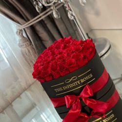 Aranjament floral cu 33 de trandafiri criogenati rosii