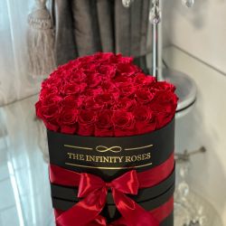 Aranjament floral cu 33 de trandafiri criogenati rosii