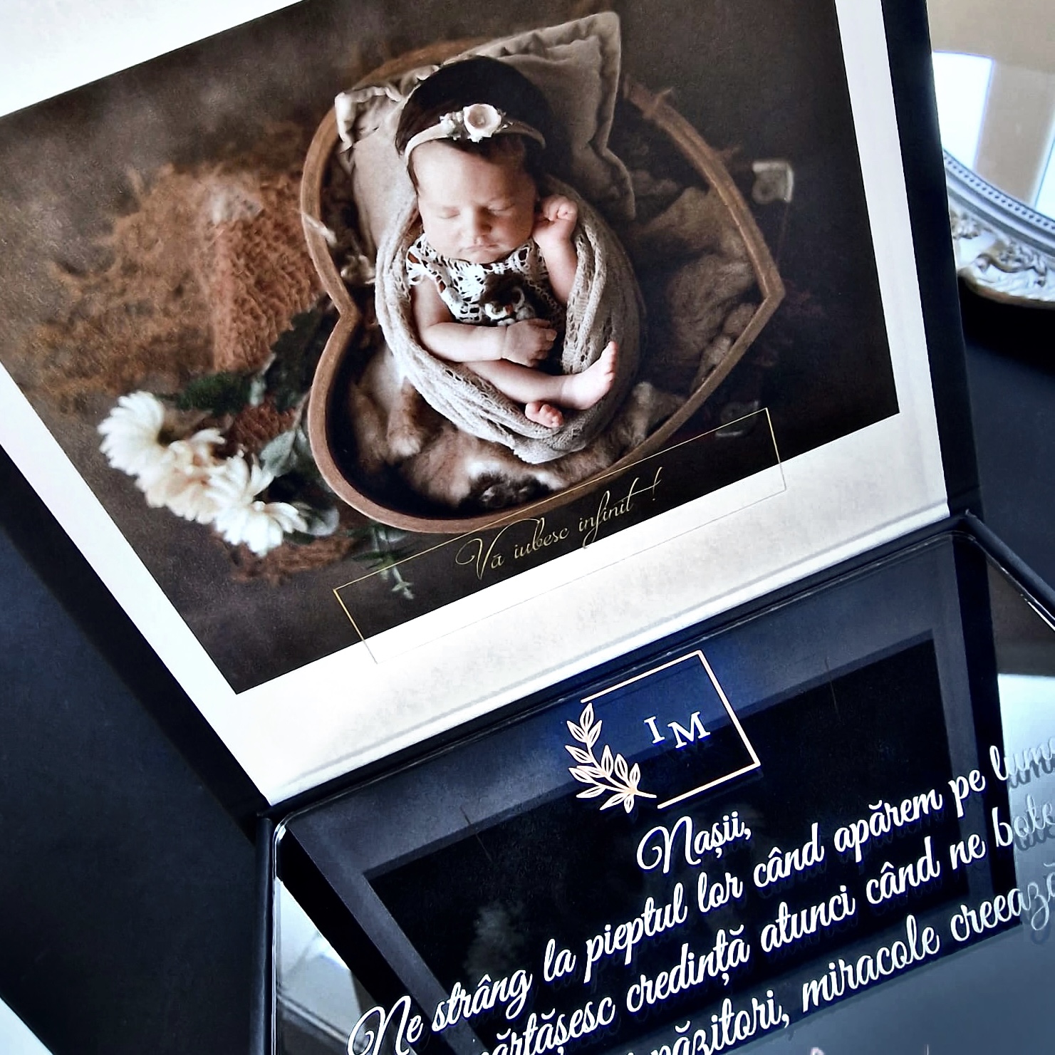 Cutie cadou pentru nasi cu mesajul ” Multumim ca ati acceptat sa fiti nasii mei “