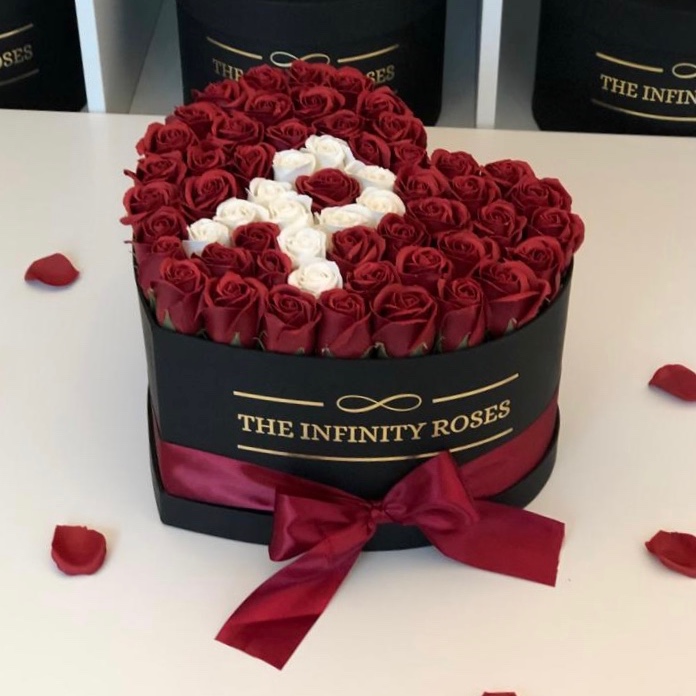 Cutie de catifea rosie inima cu 47-49 de trandafiri rosii si albi Cutie inima cu 49 de trandafiri si litera