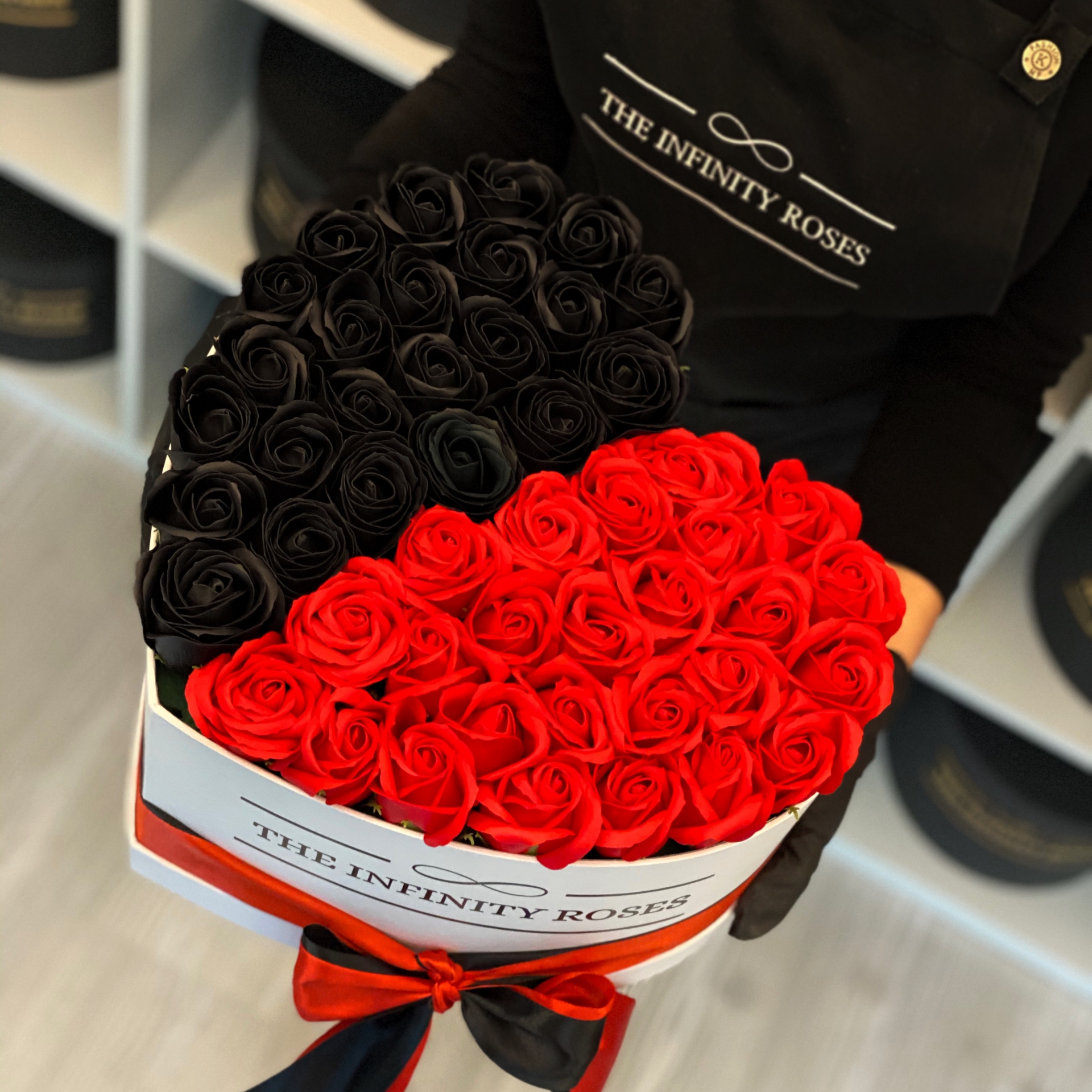 Cutie inima cu 49 de trandafiri rosu si negru