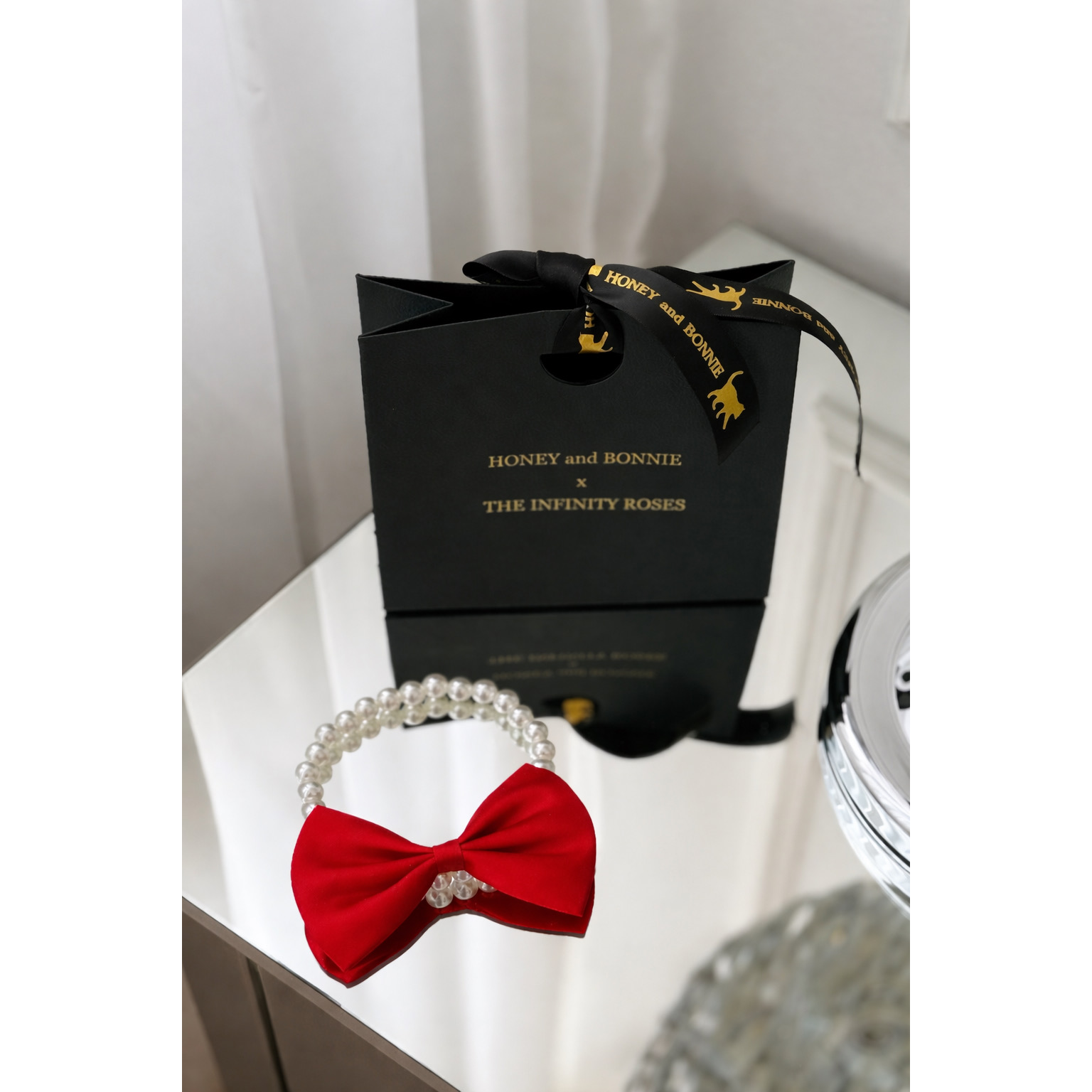 Colier din perle fine cu papion elegant rosu pentru catei si pisici