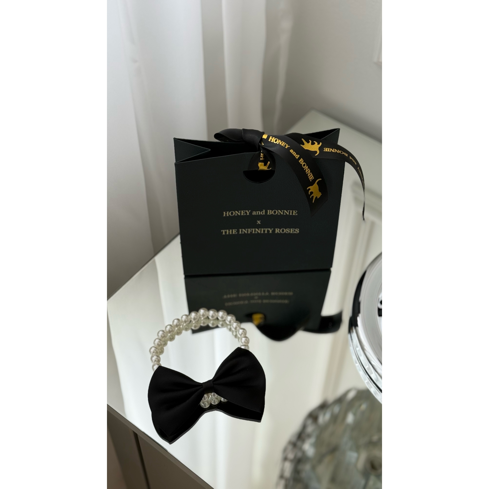 Colier din perle fine cu papion elegant negru pentru catei si pisici